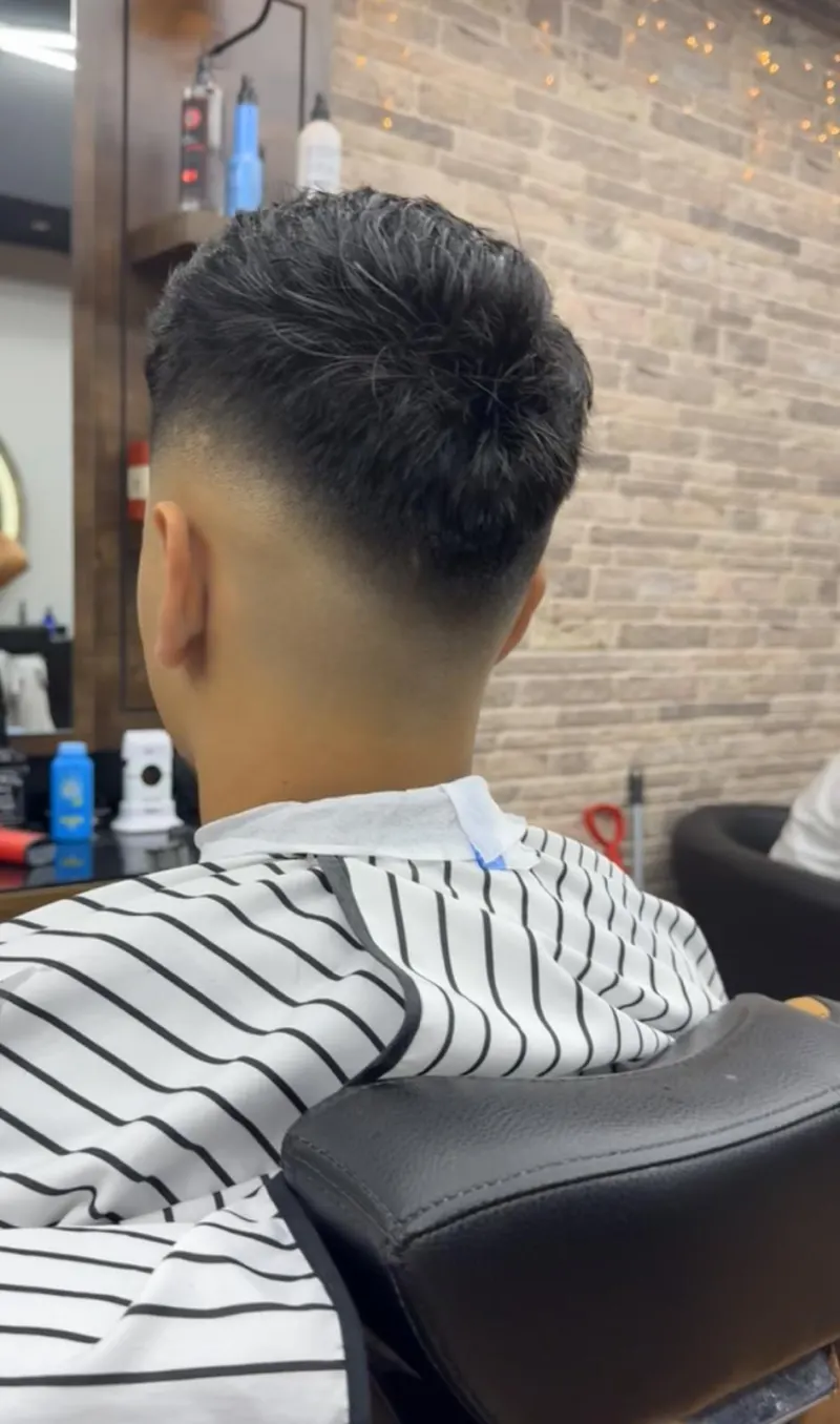 Rückansicht eines kurzen Herrenhaarschnitts mit weichem Low Fade bei Bro’s Barbershop Hamm