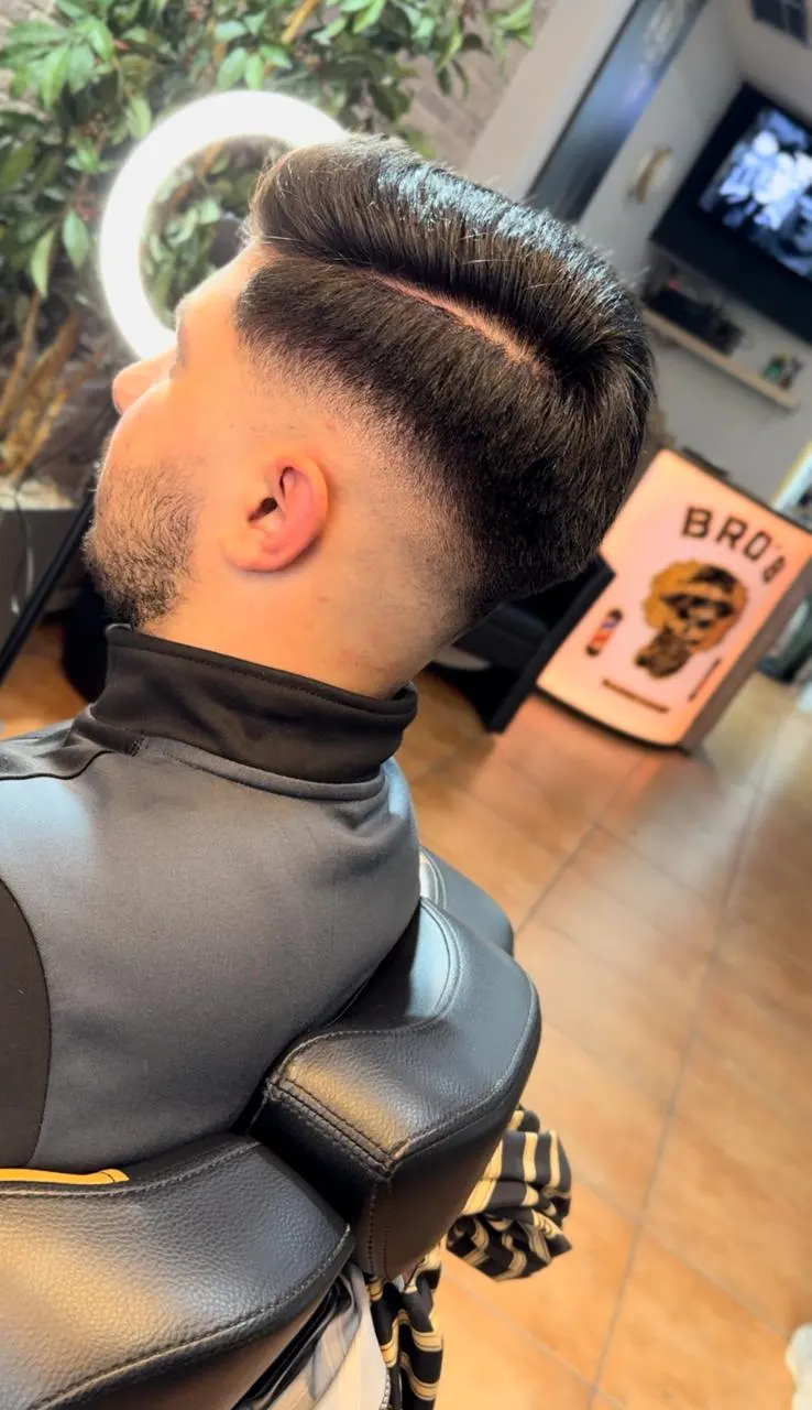 Gestylter Herrenhaarschnitt mit Seitenscheitel, Hard Part und Fade bei Bro’s Barbershop Hamm
